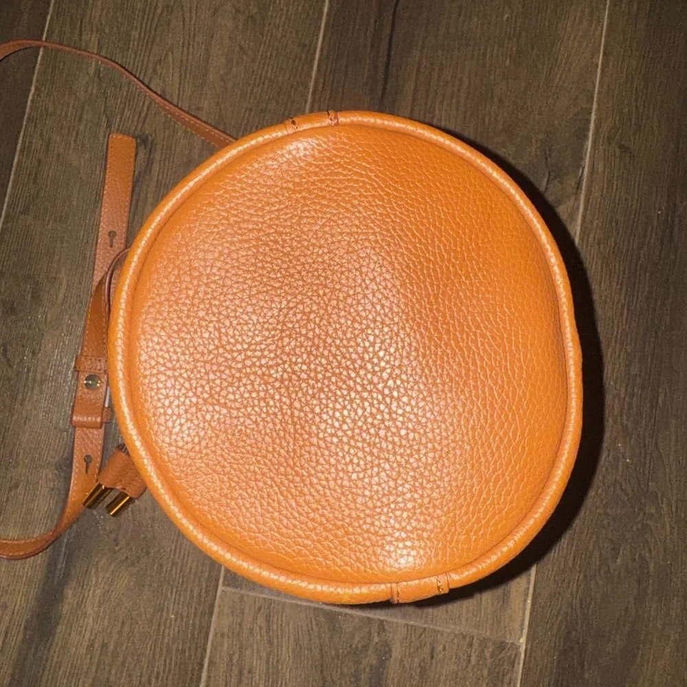 Marc Jacobs Caramel Brown Pebbled Leather Bucket Crossbody Bag - Picture 6 of 8
